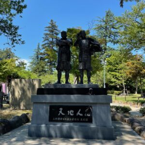 上杉神社境内の上杉景勝公と直江兼続公の銅像