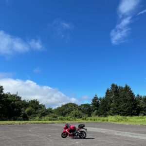 蔵王高原坊平のパーキングにてwith CBR650R