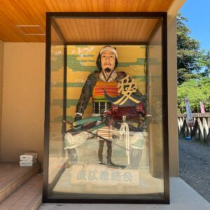 上杉神社境内のリアル直江兼続公の像