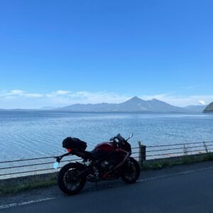 猪苗代湖東側沿いのr9にて磐梯山を望むwith CBR650R