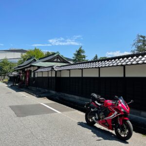 米沢城址横の上杉伯爵邸にてwith CBR650R
