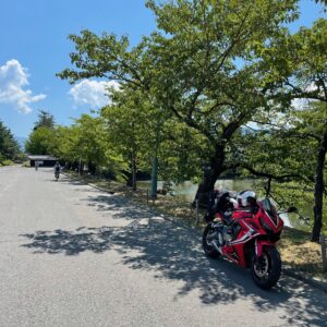 米沢城址横の木陰で休むCBR650R