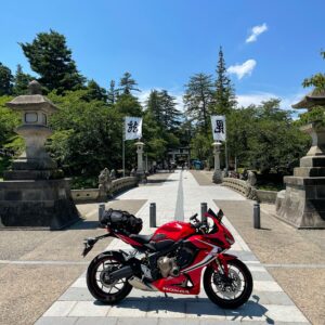 米沢城址・上杉神社参道にてwith CBR650R