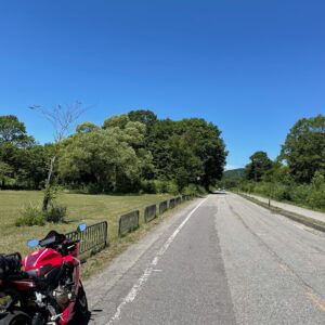 裏磐梯を抜けるr2のロード風景with CBR650R