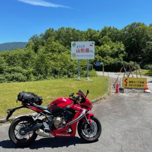 西吾妻スカイバレー・最高標高地点「白布峠」にてwith CBR650R