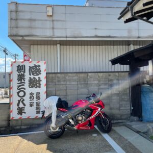 米沢市街のお蕎麦屋さん「粉名屋小太郎」さんの駐車場にてwith CBR650R