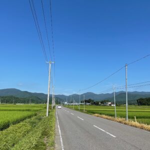 夏の緑が眩しい福島・郡山の田園ロード風景