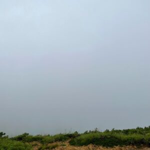 濃霧に包まれた蔵王お釜の眺望