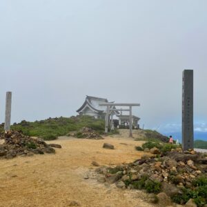 濃霧が少し晴れ始めた蔵王刈田岳からの風景