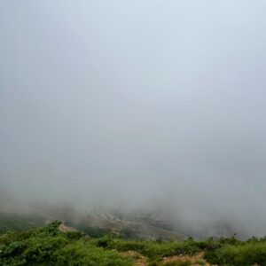 濃霧に包まれた蔵王お釜の眺望②