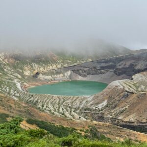 濃霧が晴れた姿を表した蔵王お釜の眺望