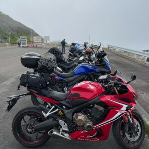 霧に包まれた蔵王刈田山頂駐車場にてwith CBR650R