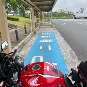 8月6日（金）の空き空きの那須高原SAの駐輪場にてwith CBR650R