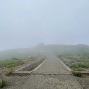 濃霧に包まれた蔵王お釜まで登山道②