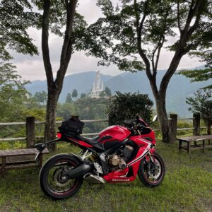 遠目から見た救世大観音と CBR650R②