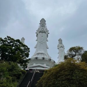 救世大観音さまの足元から見上げた景色