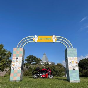 朝日を浴びる小諸高原美術館with CBR650R③