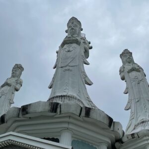 救世大観音の足元から見上げた観音さま
