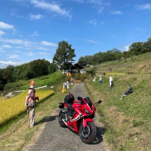 上田市・稲倉の棚田の案山子ロードにてwith CBR650R