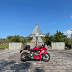 朝日を浴びる小諸高原美術館with CBR650R