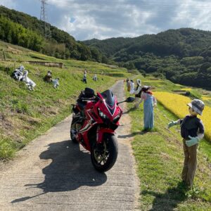 上田市・稲倉の棚田の案山子ロードにてwith CBR650R②