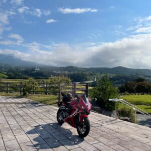 朝日を浴びる小諸高原美術館with CBR650R②