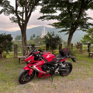 遠目から見た救世大観音と CBR650R
