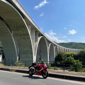 長野県上田市の上信道の上田ローマン橋にてwith CBR650R