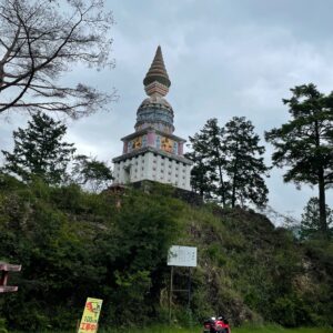 救世大観音に向かう途中の納径塔と CBR650R