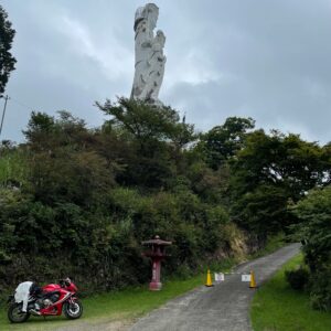 救世大観音の麓に到着した CBR650R