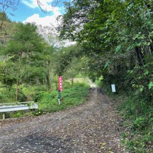 長野県上田市の真田古城に向かう悪路にて