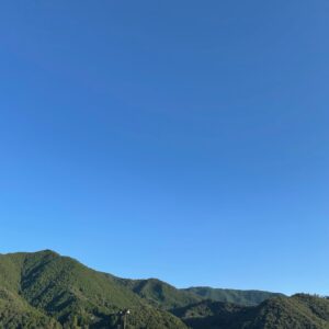 中央道談合坂SAでの雲一つない秋晴れの空