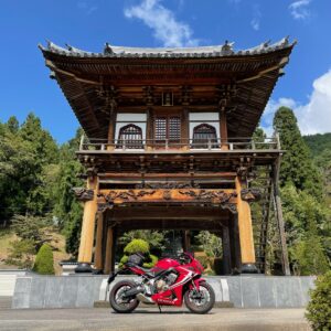 長野県上田市の信綱寺にてwith CBR650R