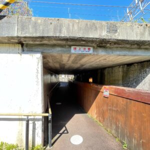 中央本線・奈良井駅近くの高架下通路