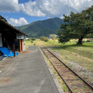 信濃川田駅跡のホームと線路にて