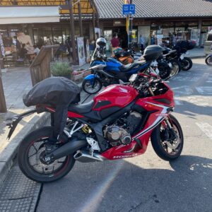 東御市の道の駅・雷電くるみの里の駐輪場にてwith CBR650R