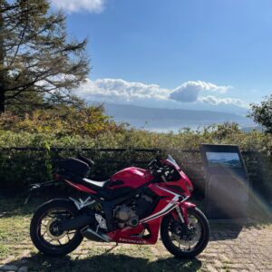 塩嶺王城パークラインの駐車場から見えた諏訪湖とCBR650R