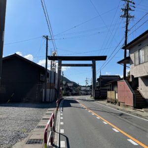 R153に架かる鳥居にて