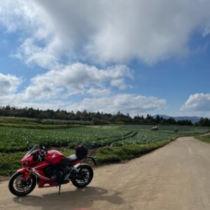 群馬県嬬恋のキャベツ畑にてwith CBR650R