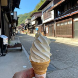奈良井宿のお店でつい買ってしまったソフトクリーム