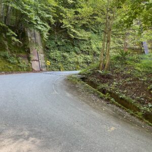 長野市と上田市をつなぐ長野菅平/r34の段差のあるヘアピン風景