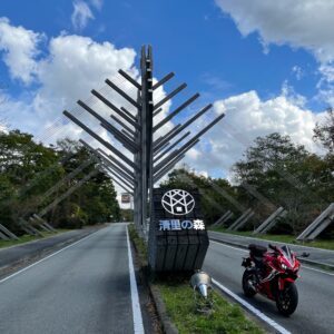 清里駅近くのアートな清里の森のエントランスロードにてwith CBR650R