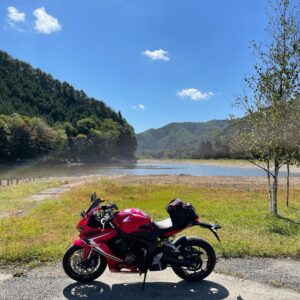 きさらぎの道沿いのあやめ公園の池にてwith CBR650R
