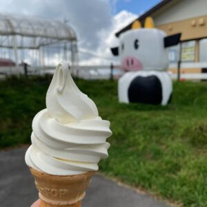 ヤツレン直売所の牛だるまとジャーニー牛乳のソフトクリーム