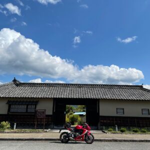 長野市松代町の古き良き街並みwith CBR650R「旧白井家表門」
