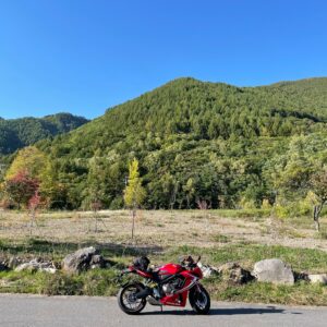 乗鞍岳線と上高地乗鞍スーパー林道の交差点で眺める紅葉手前の風景with CBR650R