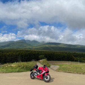 群馬県嬬恋のキャベツ畑のすぐそばに迫る山々とCBR650R