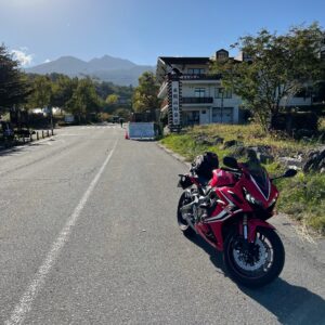 乗鞍岳線と上高地乗鞍スーパー林道の交差点で眺める乗鞍岳with CBR650R