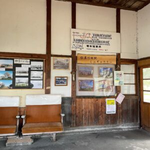 信濃川田駅跡の駅舎内にて①