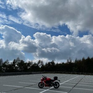 サンメドウズ清里スキー場の駐車場にてwith CBR650R